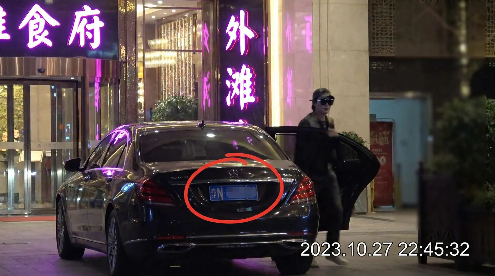 一起草17c - 豪车餐厅外偷拍